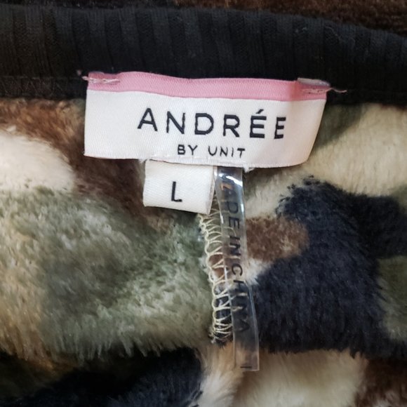 NWOT ANDREE BY UNIT CAMOFLAUGE PLUSH SWEATSHIRT -SIZE LARGE - Picture 3 of 5